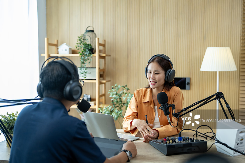 不同背景的播客在家庭工作室现场创作引人入胜的音频内容图片素材