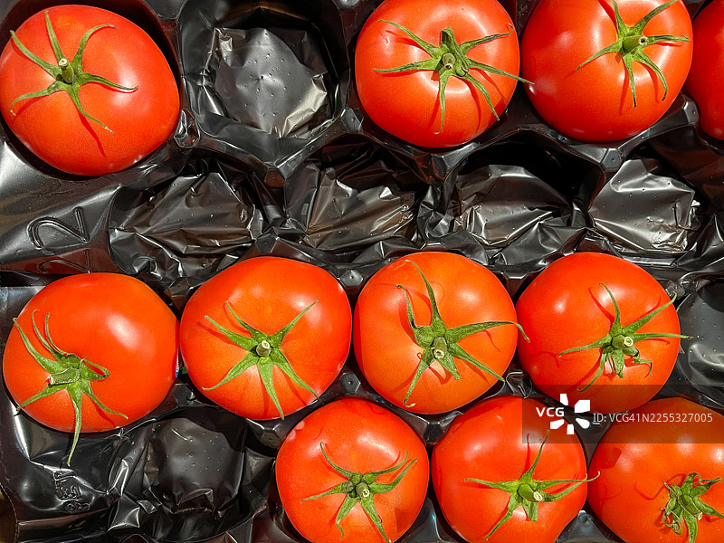 超市里展示的成熟的藤蔓番茄图片素材
