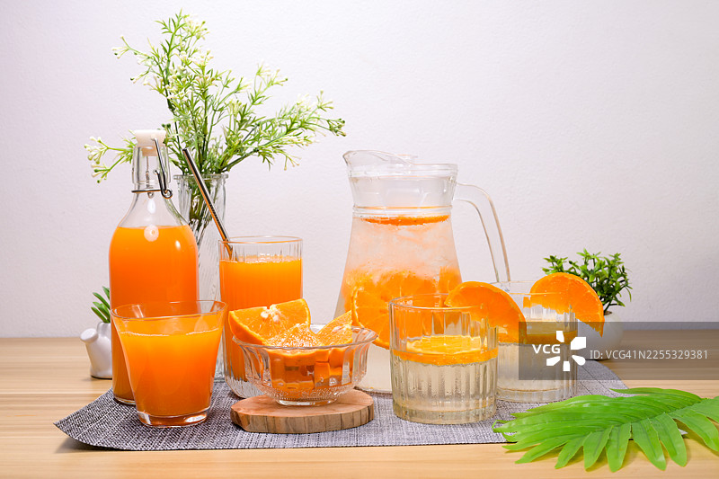 夏日清爽概念，包含冷橙汁和艺术化的树叶阴影。图片素材