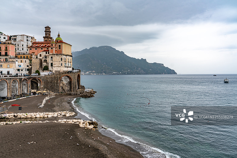 意大利阿特拉尼海滩与圣玛丽抹大拉堂（“忏悔者”）的海岸线景观图片素材