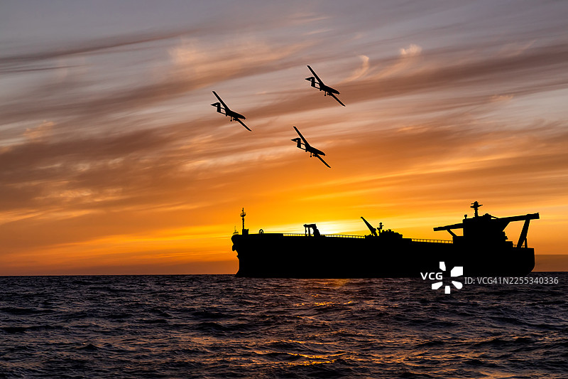 无人机飞越海上油轮图片素材