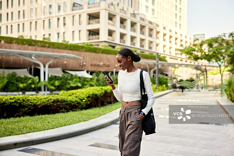 迪拜的办公室职员在户外休息图片素材