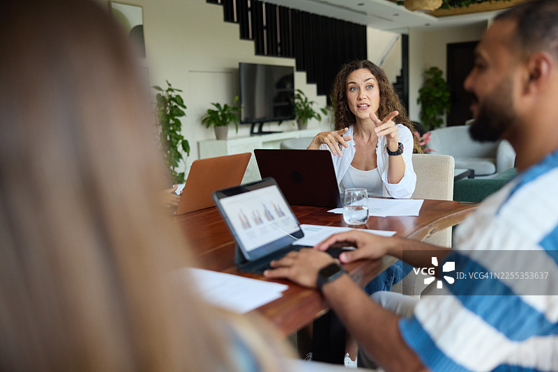 经验丰富的女经理正在帮助同事图片素材