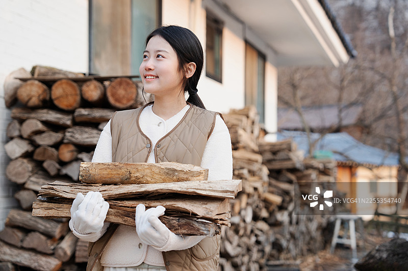 冬季，国内旅行，旅行者，年轻女性，独自旅行，柴火图片素材