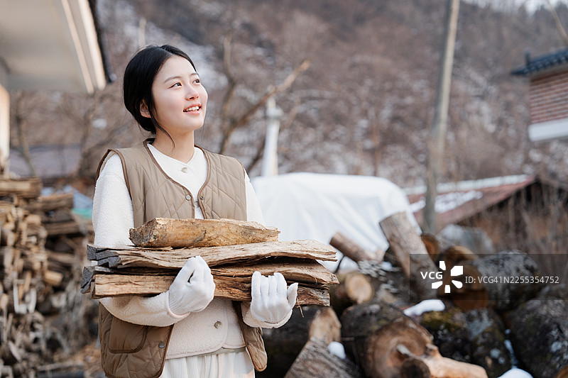 冬天，国内旅游，旅行者，年轻女子，独自旅行，柴火图片素材