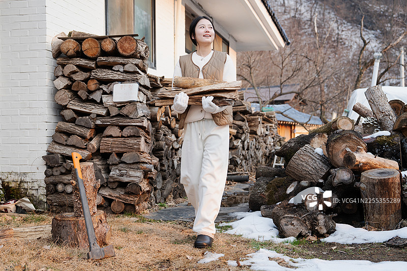 冬季，国内旅行，旅行者，年轻女性，独自旅行，柴火图片素材