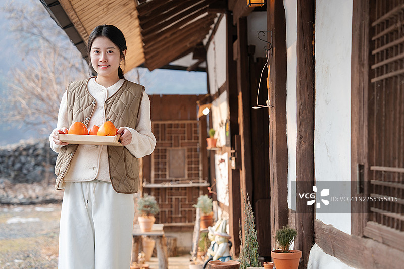 国内旅行，旅行者，年轻女性，独自旅行，柿子，休闲，放松，生活方式，韩屋图片素材