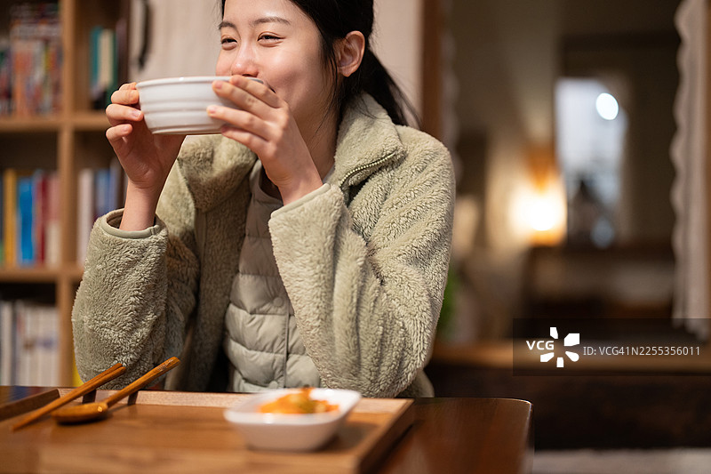 晚餐，旅行者，韩国料理，独自旅行，手工面片汤图片素材