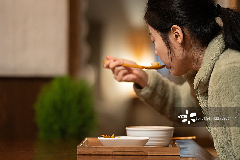 晚餐、旅行者、韩式料理、独自旅行、手切面图片素材