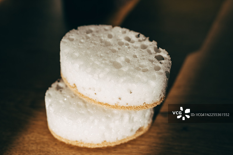 创意布局，灰色背景上的黄色洗碗海绵图片素材