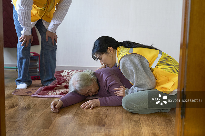独居老人，危险，紧急情况，孤独死亡，发现，颤抖图片素材