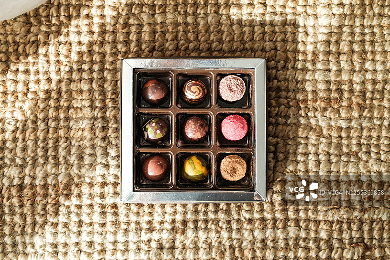 银色礼盒中各式各样的美食巧克力松露图片素材