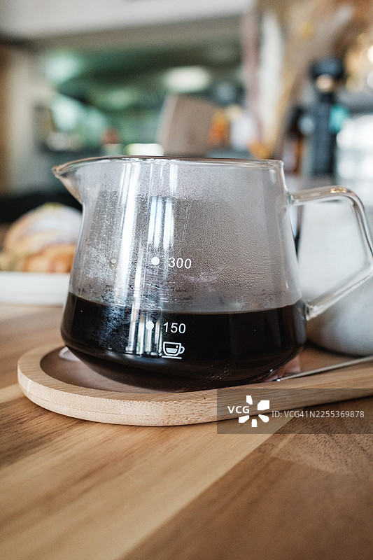 木桌上的现煮咖啡壶图片素材