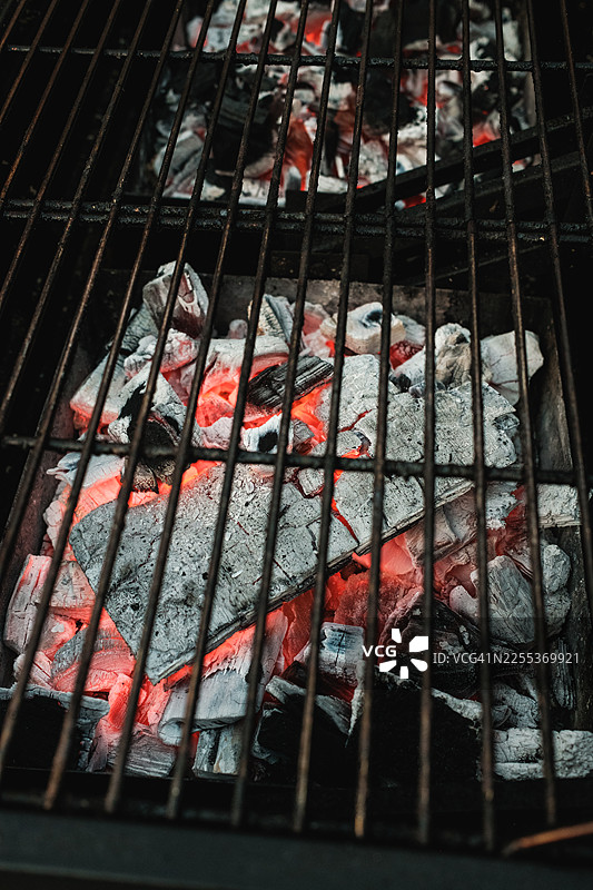 发光的木炭余烬加热烧烤架以烹饪食物图片素材