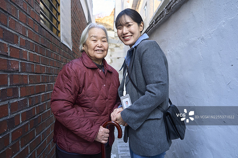 老年人、志愿者、社区服务、援手、支持、微笑、欢笑、牵手图片素材