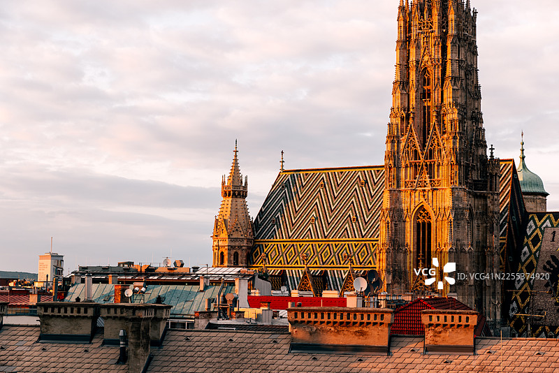 日落时分的维也纳老城区圣斯蒂芬大教堂（斯蒂芬教堂）及屋顶，航拍，奥地利维也纳图片素材