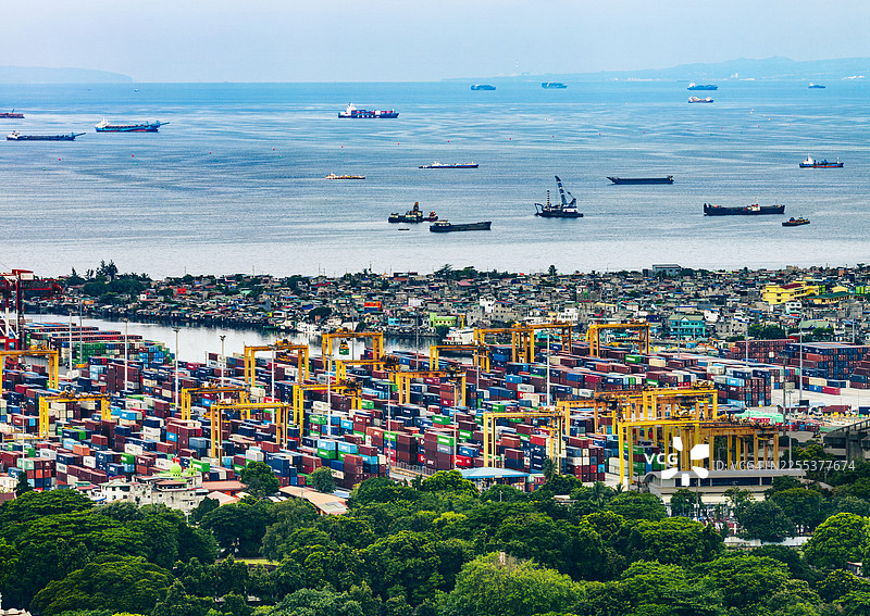 充满活力的马尼拉港集装箱起重机场景图片素材