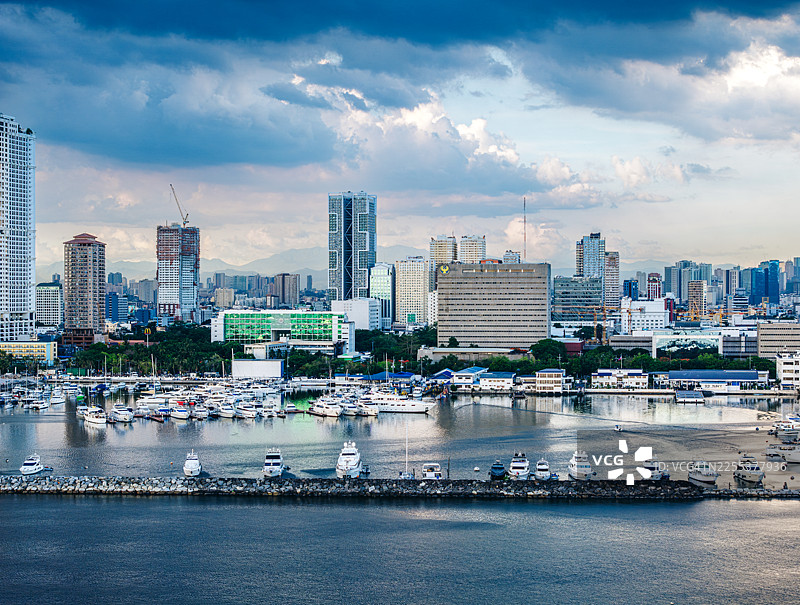 马尼拉滨海城市景观与戏剧性云彩图片素材