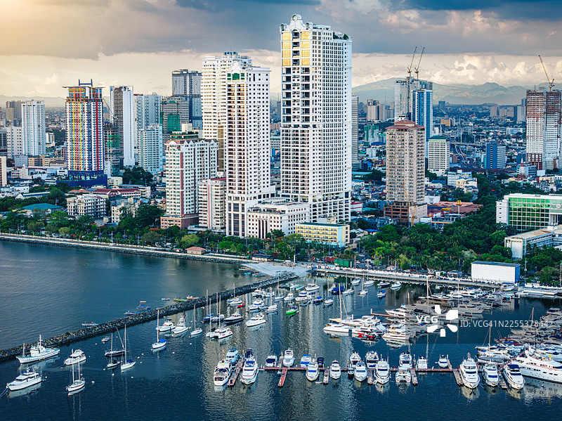 马尼拉滨海城市风光，伴有戏剧性的云彩图片素材
