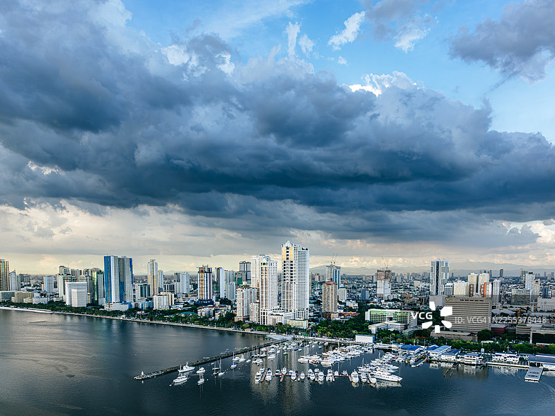 马尼拉海滨城市景观与戏剧性的云彩图片素材