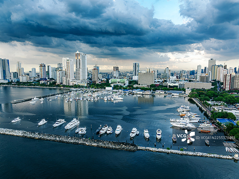 马尼拉港海滨，游艇在风暴天空下图片素材