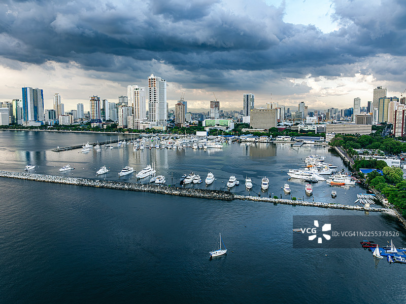马尼拉港天际线，有船只和高层建筑图片素材