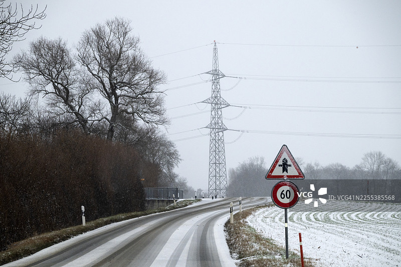 舍尔伦的电力塔和乡村道路图片素材