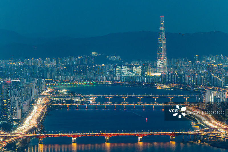 夜晚的首尔城市景观，有首尔塔和汉江图片素材