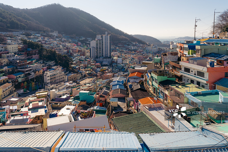 韩国釜山甘川洞村，山坡上色彩斑斓的房屋图片素材