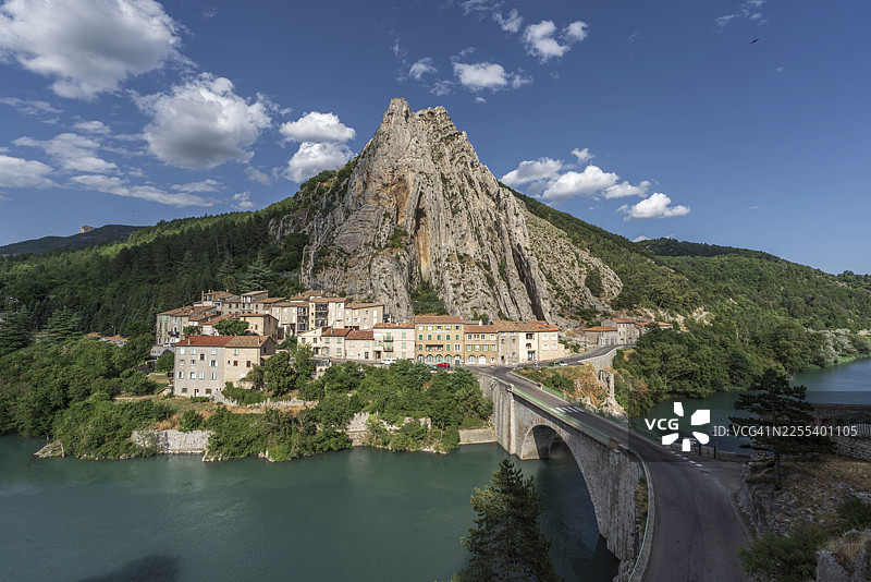 法国西斯泰龙古镇的日落与夜景图片素材