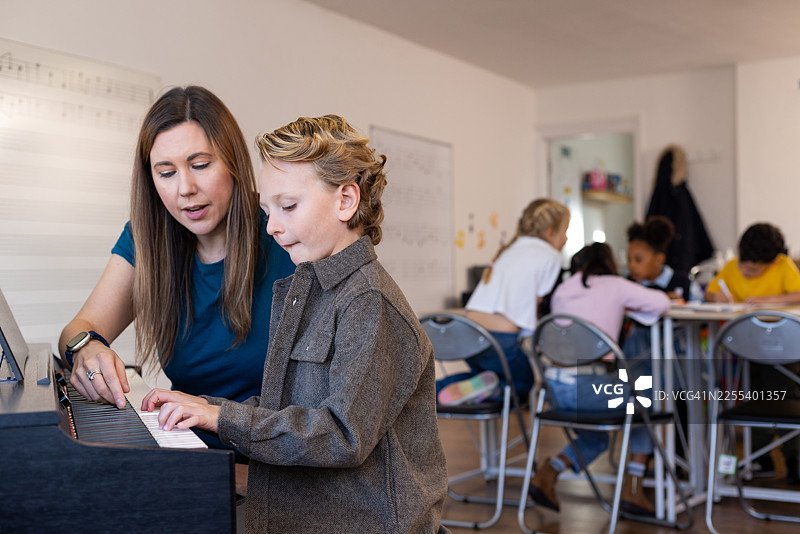 一对一的音乐课上，学生和老师图片素材