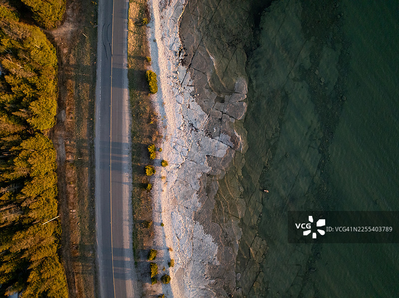 加拿大安大略省马尼图林岛乡村公路日落时的航拍图图片素材