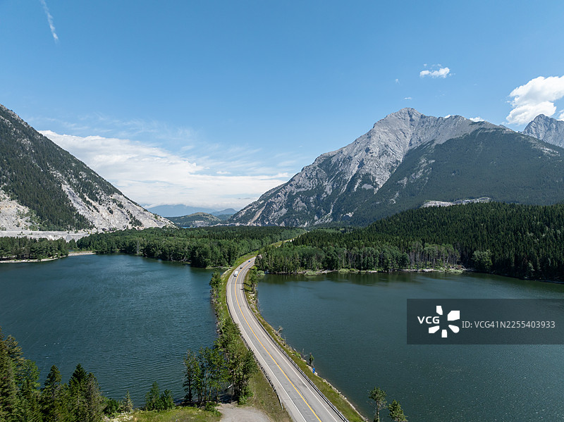 加拿大落基山脉和连接阿尔伯塔省与不列颠哥伦比亚省的皇冠山脉公路的鸟瞰图图片素材