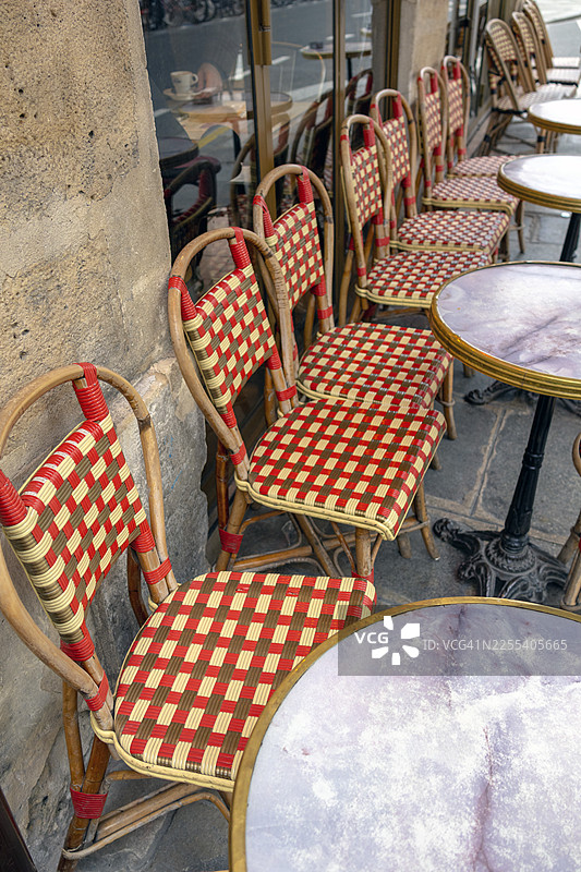 巴黎玛莱区咖啡馆的椅子图片素材