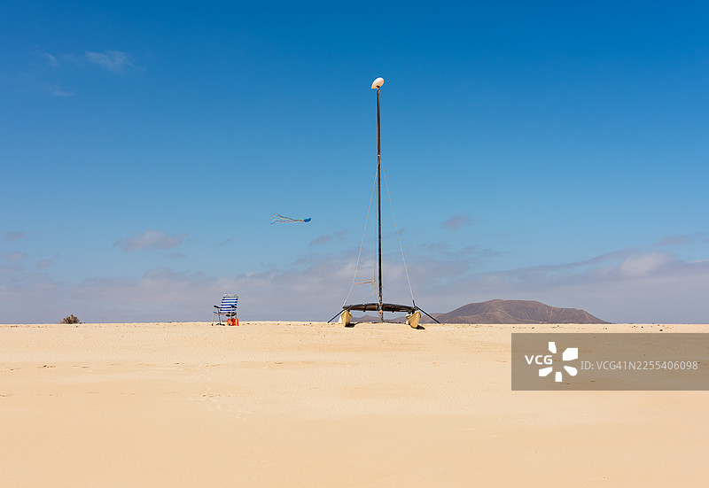 在富埃特文图拉海滩上，双体船和沙滩椅图片素材