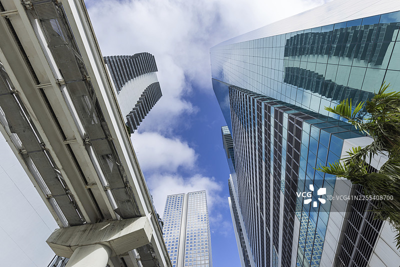 迈阿密市中心金融天际线和比斯坎湾和南海滩附近的商业购物中心图片素材