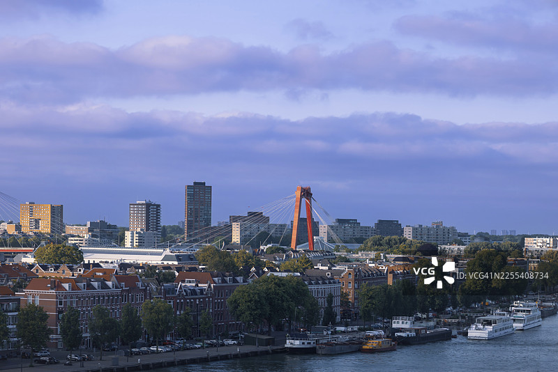 鹿特丹的威廉姆斯大桥，金融商业中心。新马斯河的天际线全景。图片素材