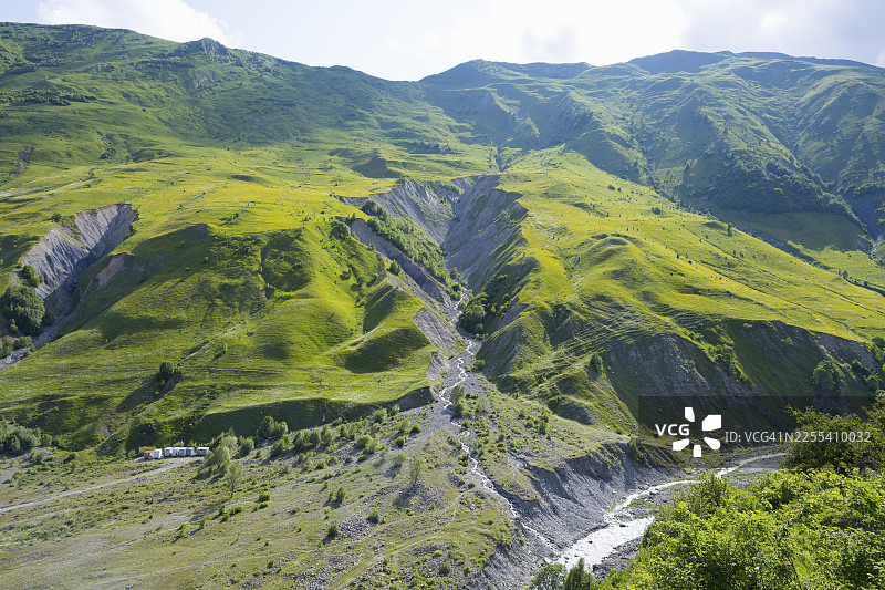 格鲁吉亚姆茨赫塔-姆季阿涅季大区，格鲁吉亚军事公路，高加索山脉，克韦舍蒂和古达乌里之间，白阿拉瓜维河，绿色的陡峭山地景观，狭窄的河流图片素材