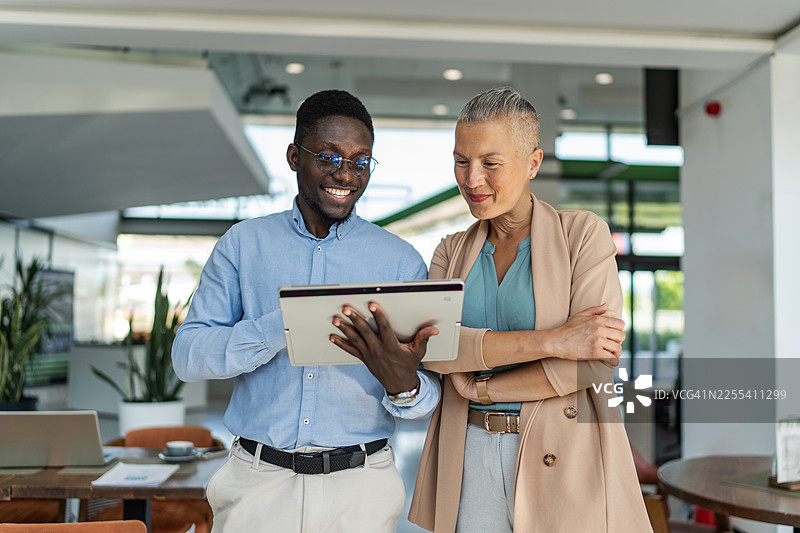 多民族商务人士使用数字平板电脑协作图片素材
