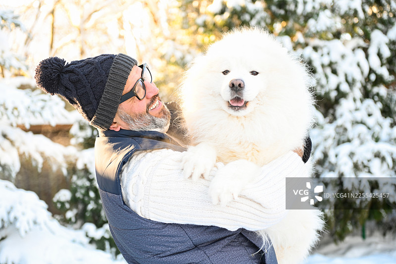 穿着冬装的成熟男士在冬季自然环境中图片素材