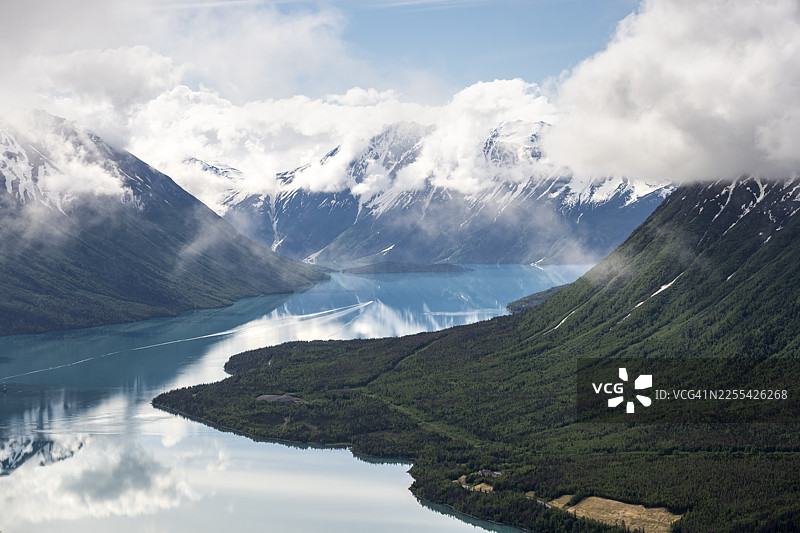 春季雪山与蓝绿色肯纳湖的倒影，位于阿拉斯加州库珀登陆的肯纳半岛的斯劳特岭步道图片素材