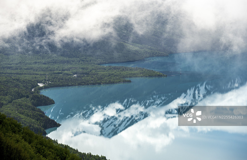 春季白雪皑皑的山脉景观,以及倒映着山峦的绿松石色肯纳湖,位于阿拉斯加州斯珀林格河谷库珀登陆镇的斯洛特岭步道。图片素材