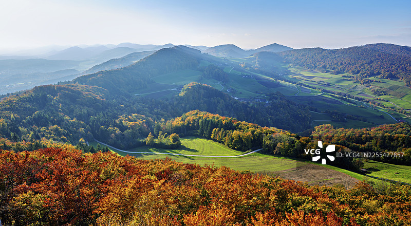 从吉斯利夫卢埃(Gisliflue)看到的秋季森林景色,背后是汝拉山麓、瓦瑟弗卢(Wasserfluh)和施特里亨(Strihen),位于瑞士阿尔高州塔尔海姆。图片素材