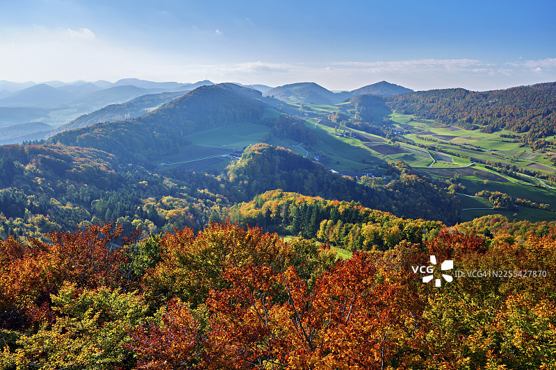 从吉斯利夫吕埃(Gisliflue)看到的秋季森林景色,背后是汝拉山麓的瓦瑟弗吕(Wasserfluh)和施特里亨(Strihen),位于瑞士阿尔高州塔尔海姆图片素材