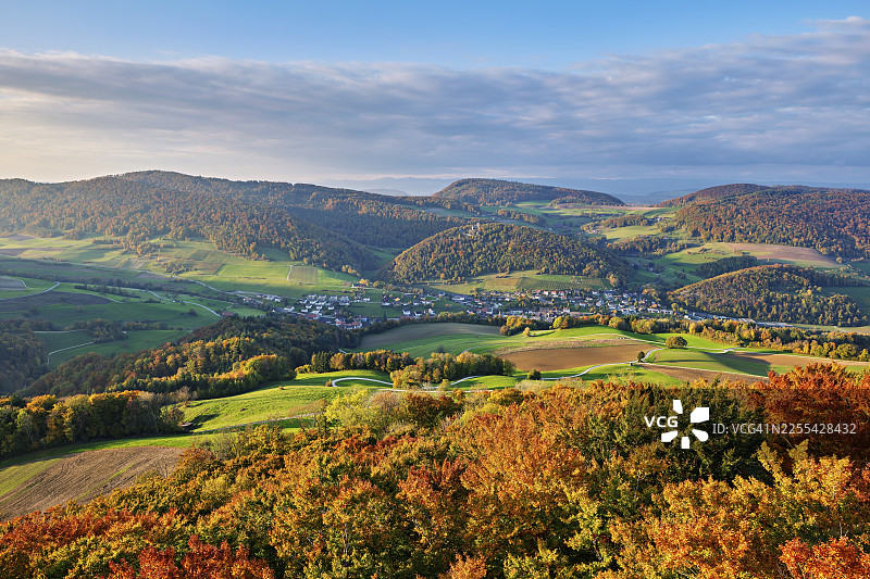 吉斯利弗卢埃观景点俯瞰秋季森林，背景是汝拉山麓，瑞士阿尔高州塔尔海姆图片素材