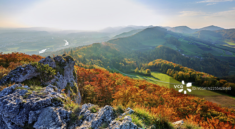 从吉斯利夫吕埃(Gisliflue)看到的秋日森林景观,背后是汝拉山麓地带的瓦瑟弗吕(Wasserfluh)和施特里亨(Strihen),位于瑞士阿尔高州塔尔海姆(Talheim)图片素材