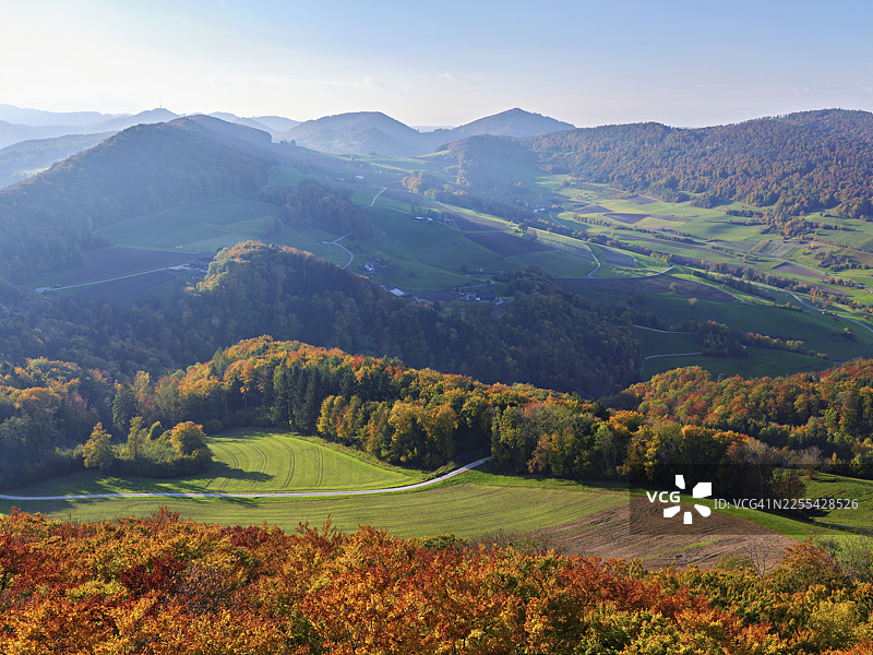 从吉斯利夫卢埃（Gisliflue）看到的秋季森林景色，背后是汝拉山麓和瓦瑟弗吕（Wasserfluh）、塔尔海姆（Talheim）、阿尔高州、瑞士图片素材