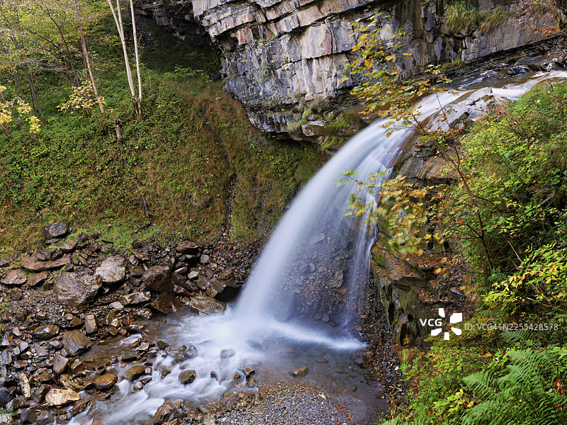 瑞士格拉鲁斯州迪斯巴赫瀑布图片素材