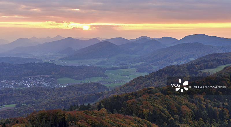 从吉斯利弗卢埃（Gisliflue）眺望秋日森林，夕阳映照下的汝拉山麓，瑞士阿尔高州塔尔海姆图片素材