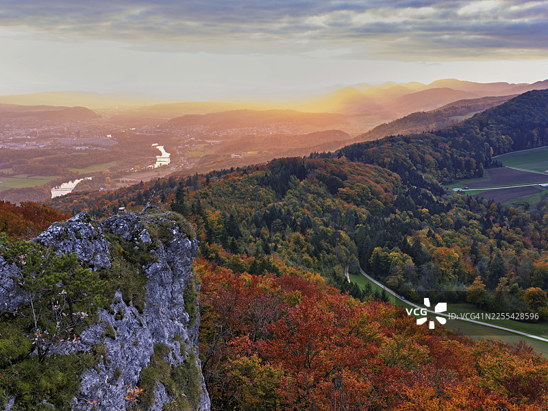 从吉斯利夫吕埃（Gisliflue）看到的秋季森林景色，位于汝拉山麓之后，夕阳余晖中，瑞士阿尔高州塔尔海姆图片素材